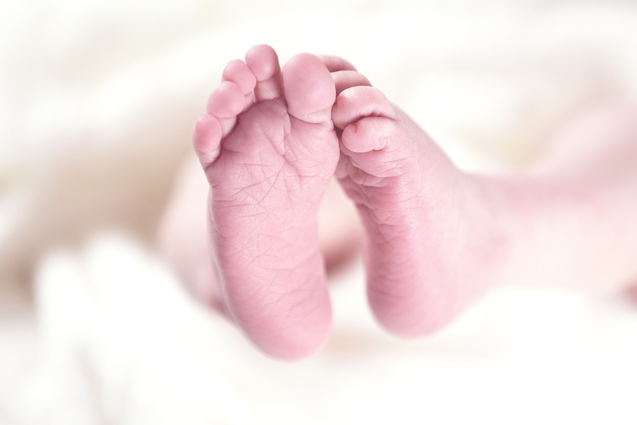 découvrez notre gamme de couches pour nouveau-nés, conçues pour le confort et la douceur de la peau fragile de votre bébé. profitez de notre sélection, alliant absorption, respirabilité et sécurité, pour des moments paisibles à chaque change.