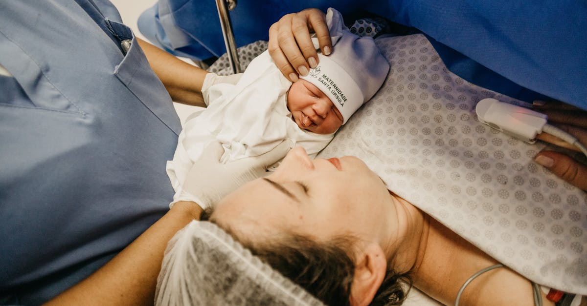 Soutien communautaire post-partum : l’importance d’une entraide solide pour les nouvelles mamans