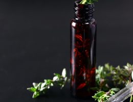 découvrez l'univers des huiles essentielles : leurs bienfaits, utilisations et conseils pour les intégrer facilement dans votre quotidien. explorez des recettes naturelles pour le bien-être et la santé.