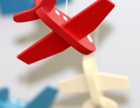 découvrez notre large sélection de jouets pour bébés, conçus pour stimuler l'éveil et le développement de votre enfant. des jouets en bois aux peluches douces, trouvez le cadeau parfait pour les tout-petits qui favorise l'apprentissage par le jeu.