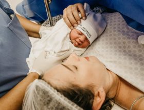 découvrez tout ce qu'il faut savoir sur l'accouchement : phases, conseils, techniques de préparation et soutien émotionnel pour vivre cette expérience unique en toute sérénité.