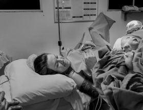 découvrez tout ce qu'il faut savoir sur l'accouchement à l'hôpital : avantages, préparation, soins postnataux et conseils pour vivre une expérience sereine et sécurisée pour vous et votre bébé.