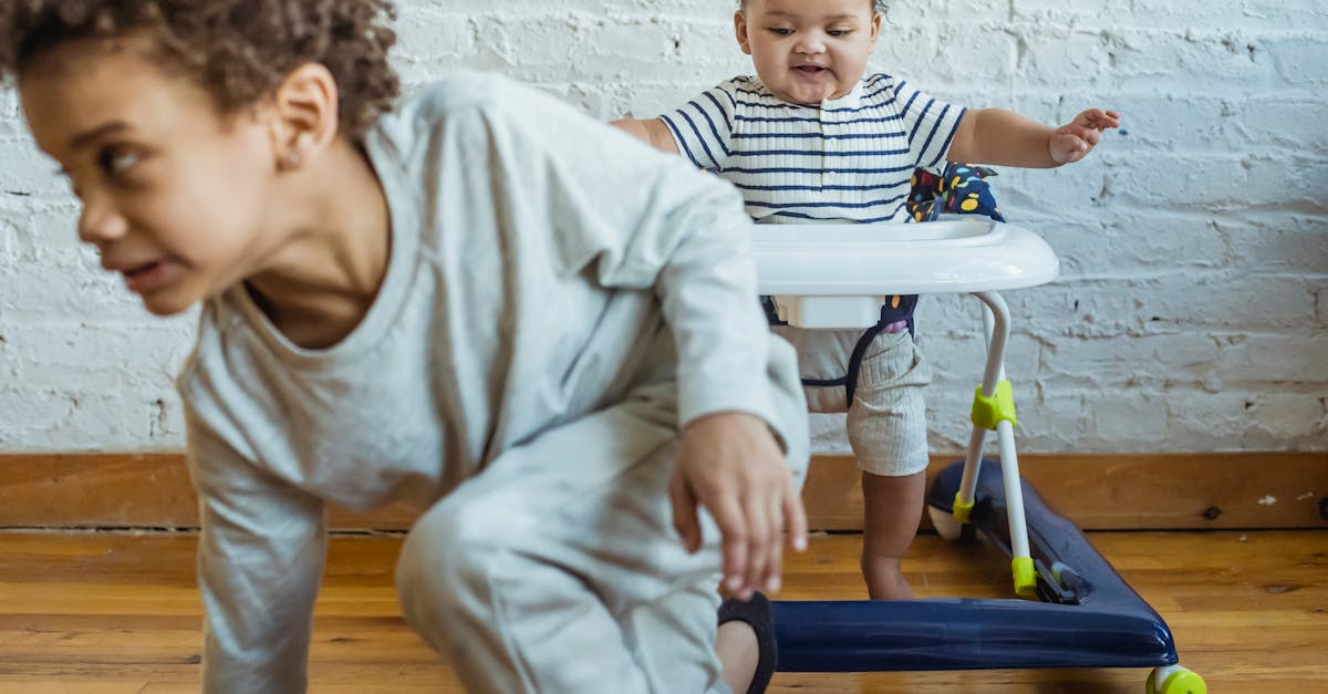 découvrez les mouvements fascinants de votre bébé ! apprenez à reconnaître et comprendre les étapes du développement moteur de votre enfant, des premiers coups de pied aux roulades et aux premiers pas. suivez notre guide pour soutenir et encourager ces précieuses étapes de croissance.