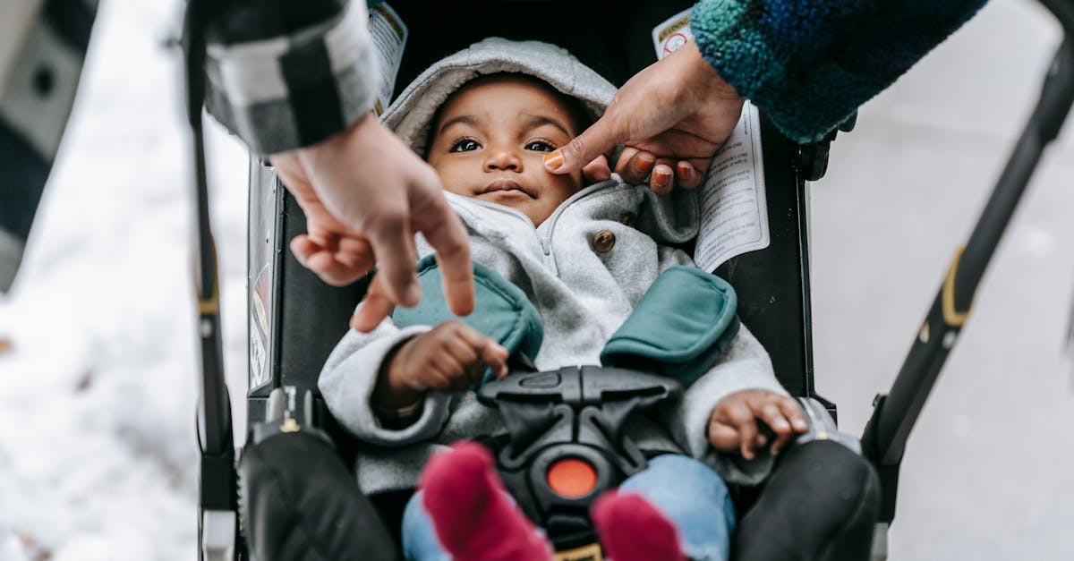 découvrez les mouvements fascinants de votre bébé, un indicateur essentiel de son développement. apprenez à reconnaître chaque mouvement, de la première danse des jambes aux petits coups de pied, et comment ils reflètent son bien-être et sa croissance. un guide incontournable pour les futurs parents soucieux du développement de leur enfant.