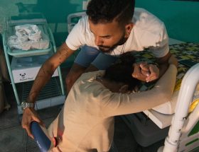 découvrez des méthodes innovantes pour un accouchement sans douleur. apprenez des techniques de relaxation et des approches naturelles pour vivre cet événement unique avec sérénité et confiance. transformez votre expérience de la maternité grâce à des conseils d'experts.
