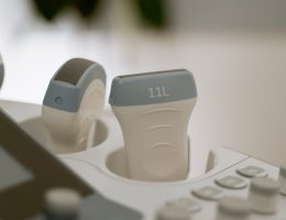 découvrez l'univers de l'échographie grâce à notre guide complet sur les ultrasons. apprenez-en davantage sur leurs applications médicales, les différentes techniques d'imagerie, ainsi que les avantages et inconvénients de cette méthode d'examen non invasive.