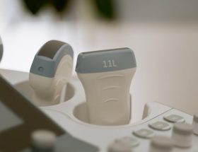 découvrez l'univers de l'échographie grâce à notre guide complet sur les ultrasons. apprenez-en davantage sur leurs applications médicales, les différentes techniques d'imagerie, ainsi que les avantages et inconvénients de cette méthode d'examen non invasive.