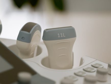 découvrez l'univers de l'échographie grâce à notre guide complet sur les ultrasons. apprenez-en davantage sur leurs applications médicales, les différentes techniques d'imagerie, ainsi que les avantages et inconvénients de cette méthode d'examen non invasive.