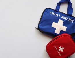 découvrez notre kit de premiers secours pour bébé, conçu pour assurer la sécurité de votre enfant en cas d'urgence. ce kit complet contient tous les essentiels nécessaires pour répondre rapidement aux petites blessures et situations imprévues, tout en étant facile à transporter et à utiliser. parfait pour les parents soucieux de la santé et du bien-être de leur bébé.