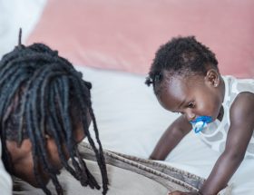découvrez des conseils essentiels sur la sécurité des bébés pour assurer un environnement sûr et protégé à votre enfant. apprenez les meilleures pratiques pour prévenir les accidents domestiques et garantir le bien-être de votre petit tout en lui permettant d’explorer le monde en toute sécurité.