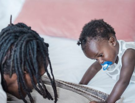 découvrez des conseils essentiels sur la sécurité des bébés pour assurer un environnement sûr et protégé à votre enfant. apprenez les meilleures pratiques pour prévenir les accidents domestiques et garantir le bien-être de votre petit tout en lui permettant d’explorer le monde en toute sécurité.