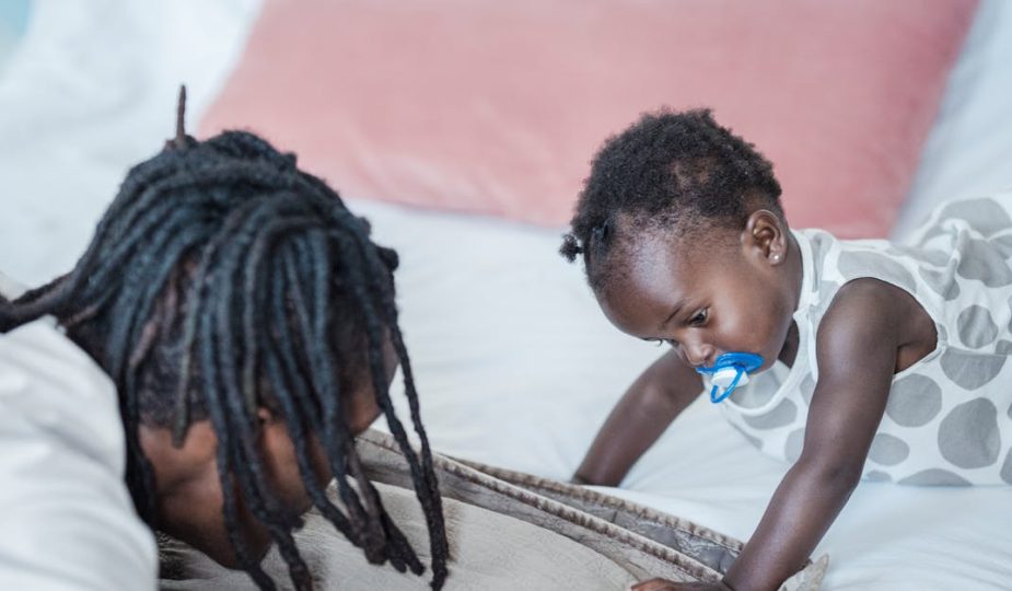 découvrez des conseils essentiels sur la sécurité des bébés pour assurer un environnement sûr et protégé à votre enfant. apprenez les meilleures pratiques pour prévenir les accidents domestiques et garantir le bien-être de votre petit tout en lui permettant d’explorer le monde en toute sécurité.