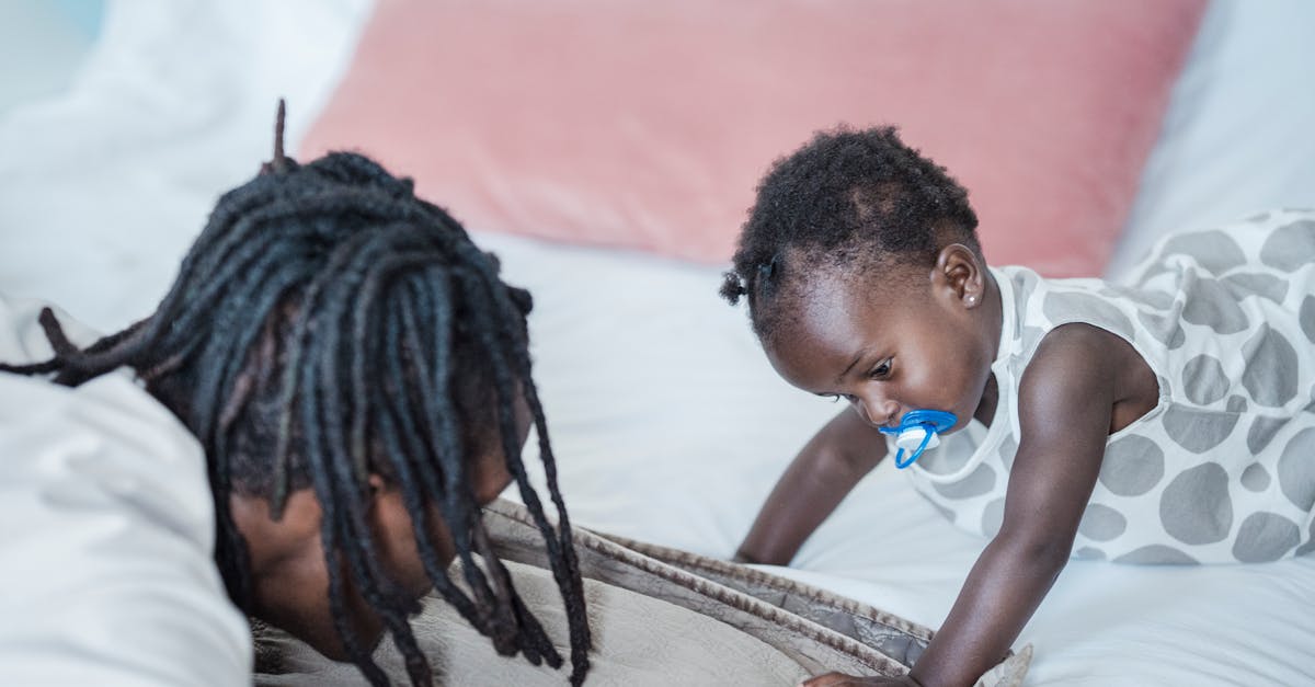 découvrez des conseils essentiels sur la sécurité des bébés pour assurer un environnement sûr et protégé à votre enfant. apprenez les meilleures pratiques pour prévenir les accidents domestiques et garantir le bien-être de votre petit tout en lui permettant d’explorer le monde en toute sécurité.
