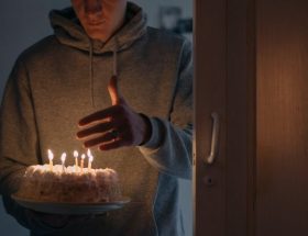 découvrez les traditions de naissance à travers le monde, de la célébration des nouveaux-nés aux rituels familiaux uniques, et explorez comment ces coutumes variées reflètent les cultures et les valeurs de chaque société.