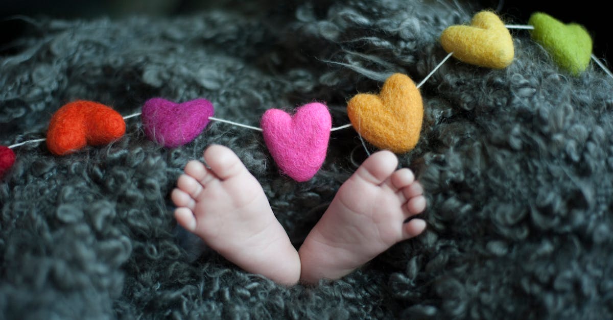 découvrez des idées créatives et touchantes pour des cadeaux faits maison pour bébés. idéals pour toutes les occasions, ces présents uniques apporteront une touche personnelle et chaleureuse aux nouveaux parents.