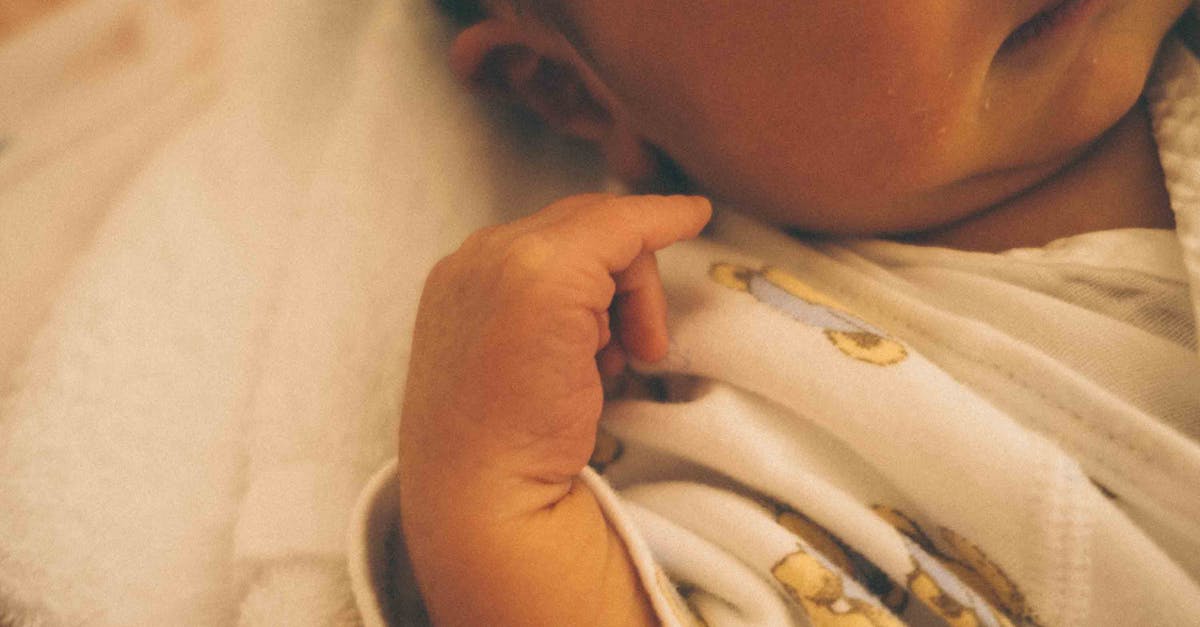découvrez les gestes essentiels pour secourir un nourrisson en cas d'urgence. apprenez les techniques de premiers secours spécifiquement adaptées aux bébés, afin de garantir leur sécurité et leur bien-être. soyez préparé et formez-vous aux bonnes pratiques en matière de soins d'urgence pour les plus petits.
