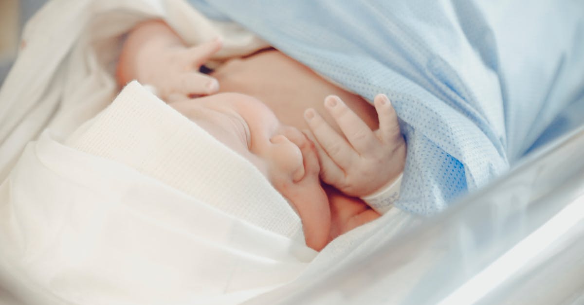 découvrez les gestes essentiels de premiers secours pour les nourrissons. apprenez à réagir face aux situations d'urgence, à prodiguer les premiers soins et à assurer la sécurité de votre enfant. formez-vous dès maintenant pour être prêt à agir en toute confiance.