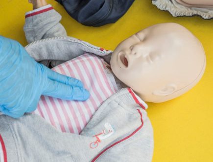 découvrez les essentiels des premiers secours pour nourrissons. apprenez à réagir efficacement en cas d'urgence, à prodiguer les premiers soins adaptés et à protéger la santé de votre bébé. formez-vous pour assurer sa sécurité et sa bien-être.