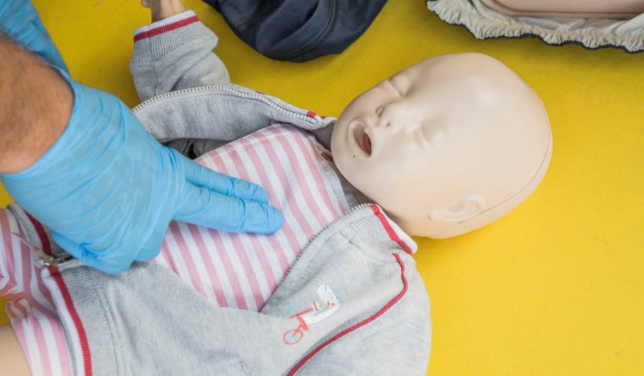 découvrez les essentiels des premiers secours pour nourrissons. apprenez à réagir efficacement en cas d'urgence, à prodiguer les premiers soins adaptés et à protéger la santé de votre bébé. formez-vous pour assurer sa sécurité et sa bien-être.