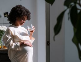 découvrez la richesse des rituels de maternité à travers le monde, où chaque culture célèbre la grossesse et l'arrivée du nouveau-né. explorez les traditions, les symboles et les pratiques qui honorent cette étape unique de la vie, tout en offrant un soutien aux futures mamans.