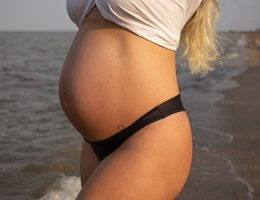 découvrez notre collection de sous-vêtements de maternité, conçus pour le confort et le style des futures mamans. fabriqués avec des matériaux doux et extensibles, nos modèles soutiennent votre corps tout en s'adaptant parfaitement à votre ventre qui grandit. faites-vous plaisir avec nos designs élégants et fonctionnels, idéaux pour chaque moment de votre grossesse.