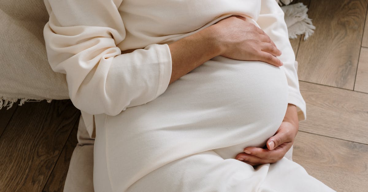 découvrez tout ce que vous devez savoir sur les douleurs de grossesse : causes, symptômes et solutions pour gérer cette étape importante de la maternité avec sérénité.