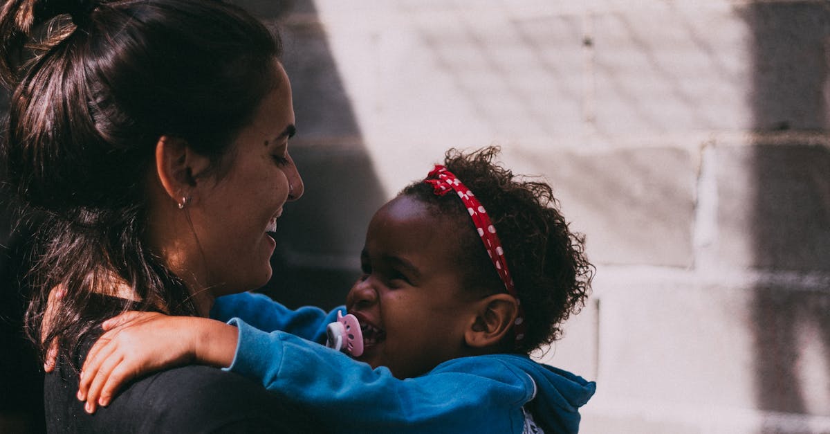 découvrez les bienfaits du hugging : signification, impacts positifs sur le bien-être, conseils et techniques pour améliorer vos relations grâce à l’étreinte.
