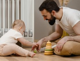 découvrez les étapes clés du développement infantile : curiosité, habilités motrices, langage et interactions sociales. apprenez comment soutenir la croissance et l'épanouissement de votre enfant dès ses premiers mois.