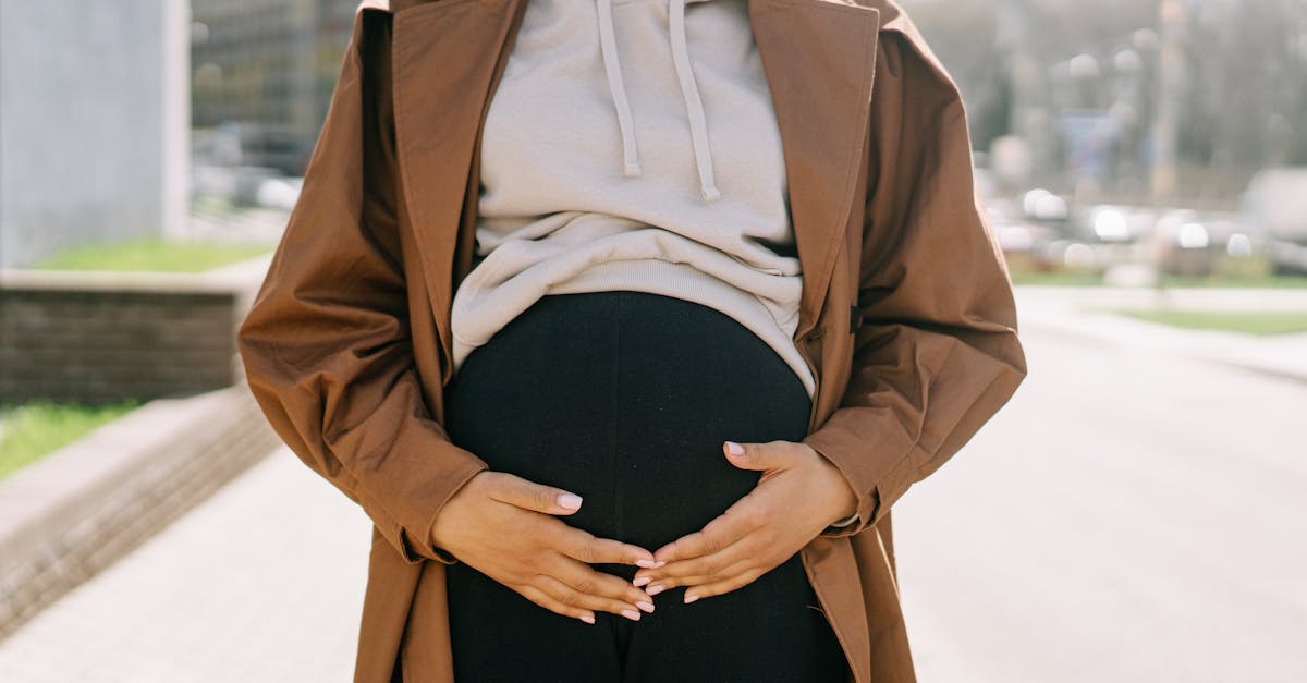 découvrez les dernières tendances en mode maternité : vêtements confortables, élégants et adaptés à chaque étape de la grossesse. trouvez des idées de looks stylés pour futures mamans !