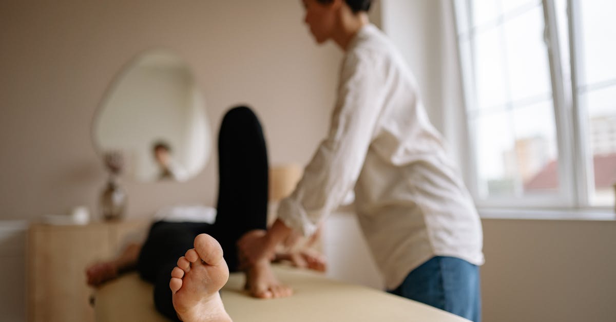 découvrez les bienfaits de la réflexologie, une pratique wellness qui stimule les zones réflexes des pieds et des mains pour améliorer votre bien-être physique et mental. explorez cette technique thérapeutique ancestrale pour relâcher le stress, soulager les tensions et retrouver l'équilibre.