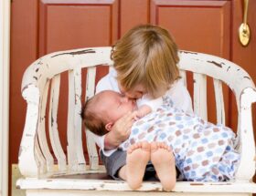 soins postnatals : conseils et soutien essentiels pour favoriser la r&eacute;cup&eacute;ration et le bien-&ecirc;tre de la maman et du nouveau-n&eacute; apr&egrave;s la naissance.