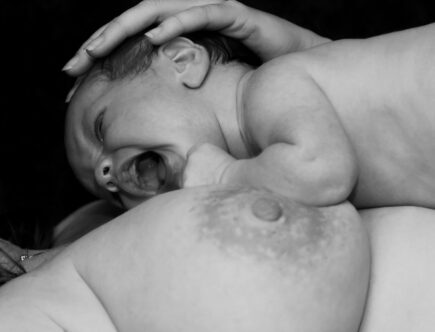 d&eacute;couvrez les &eacute;motions du postpartum : un voyage complexe entre joie, fatigue et ajustement apr&egrave;s la naissance.