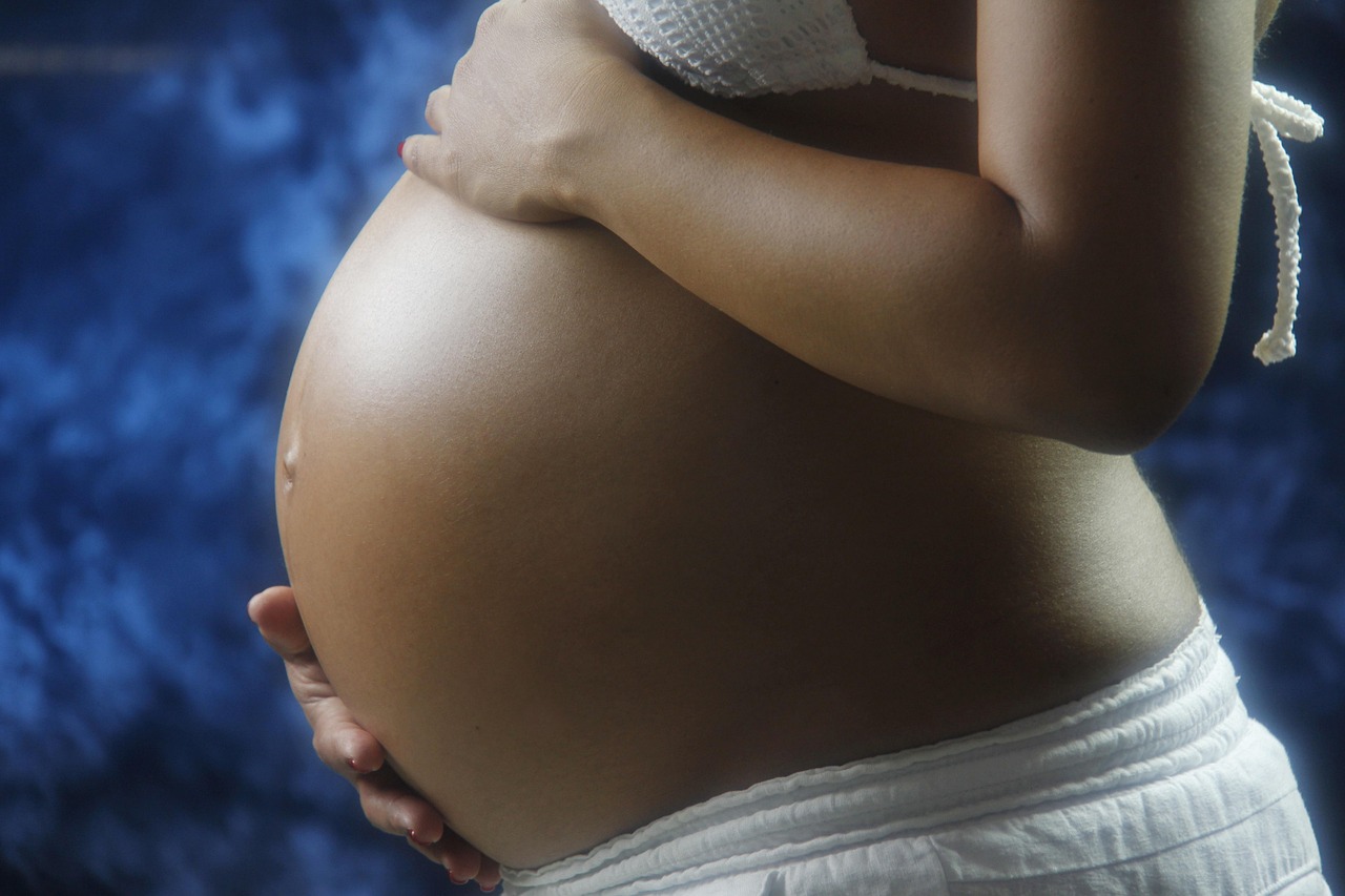 sant&eacute; maternelle : conseils, soins et informations pour assurer le bien-&ecirc;tre des femmes pendant la grossesse, l'accouchement et la p&eacute;riode postnatale.